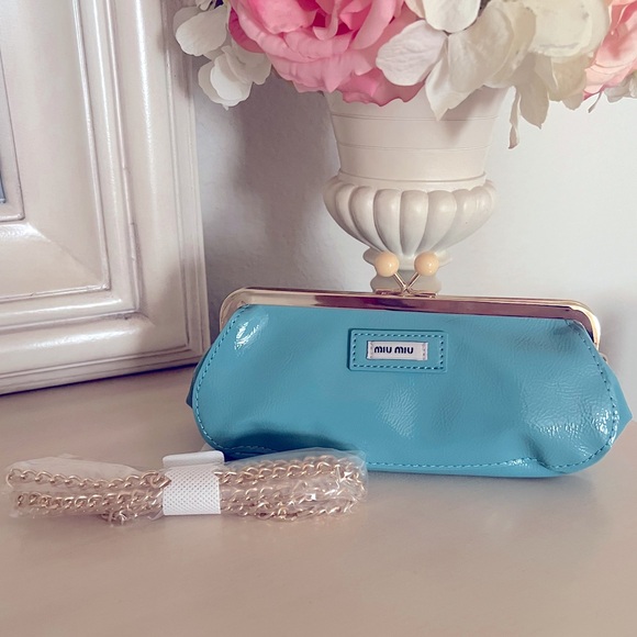 miu miu 水色ケース m_6871ccebf6035a02ab9863ca.jpg